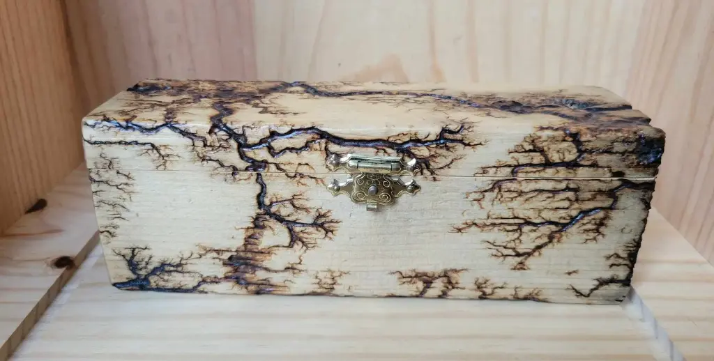 Boite à bijoux en bois brûlé