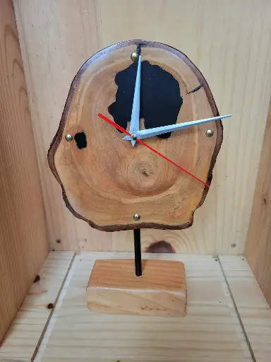 Horloge en bois sur pied